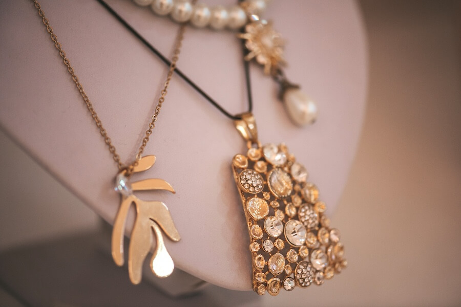 Jak robić profesjonalne zdjęcia biżuterii?